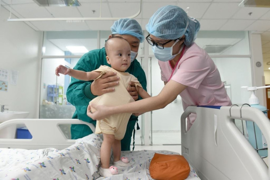 Các bé được bắt đầu bài tập đứng (Ảnh: BVCC)