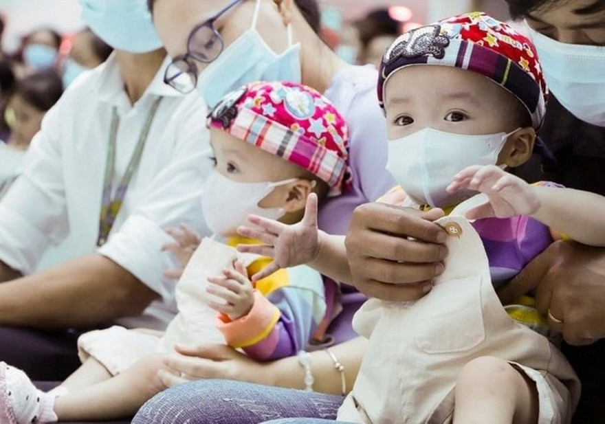 Trúc Nhi - Diệu Nhi nhún nhảy theo trống lân đón trung thu đầu tiên