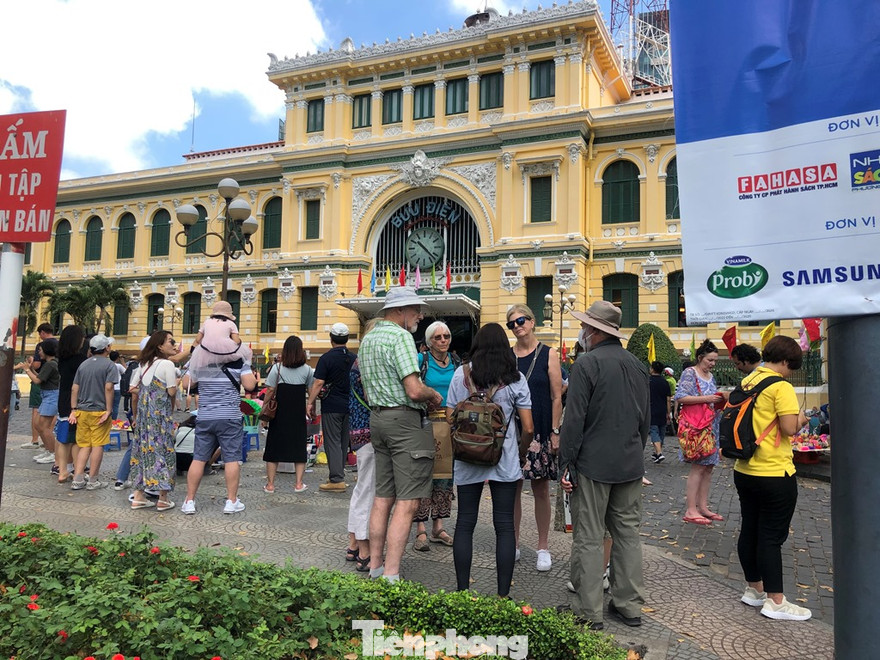 Hàng người dài xếp hàng mua thức ăn trong một trung tâm thương mại