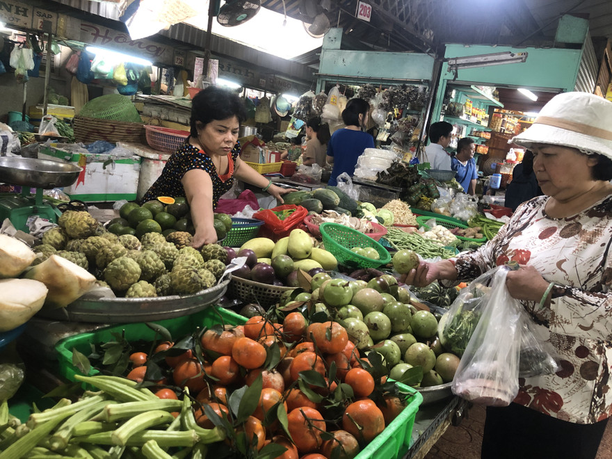 Trái cây ngập chợ, giá rẻ