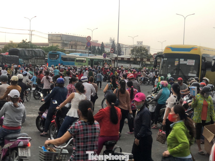 Không có đơn hàng, công ty PouYuen vừa sa thải gần 3.000 công nhân