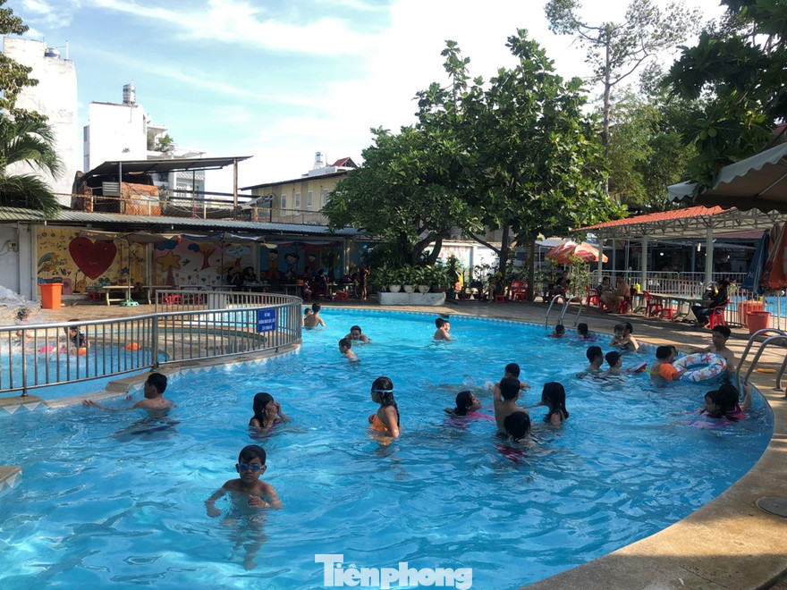 Hồ bơi ngày hè hấp dẫn trẻ em, người lớn