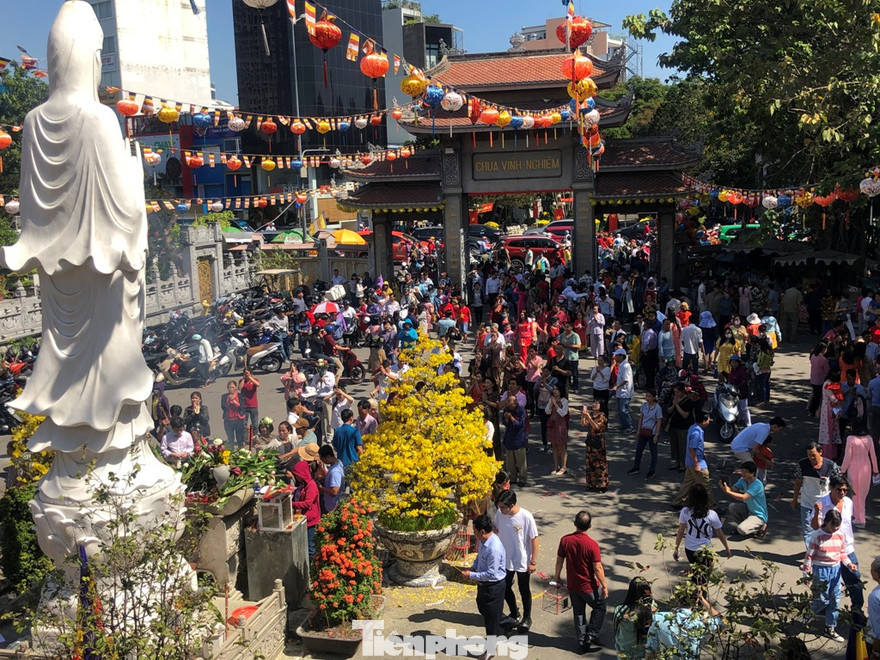 Mùng 1 tết, người dân tấp nập đi lễ chùa