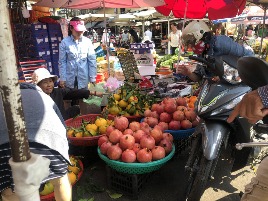 Trái cây mác ngoại "siêu to khổng lồ" bán lề đường ở Sài Gòn