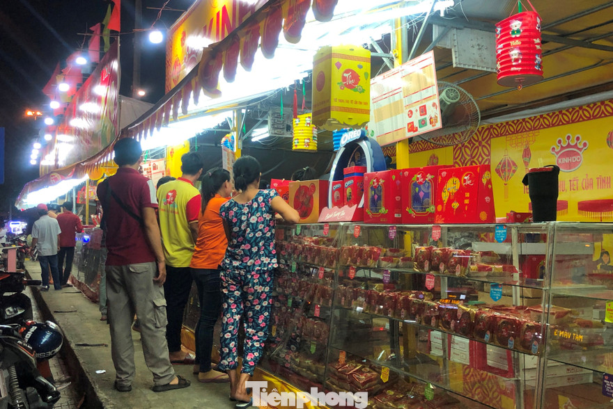 Bánh trung thu xả hàng ngày cận tết trung thu