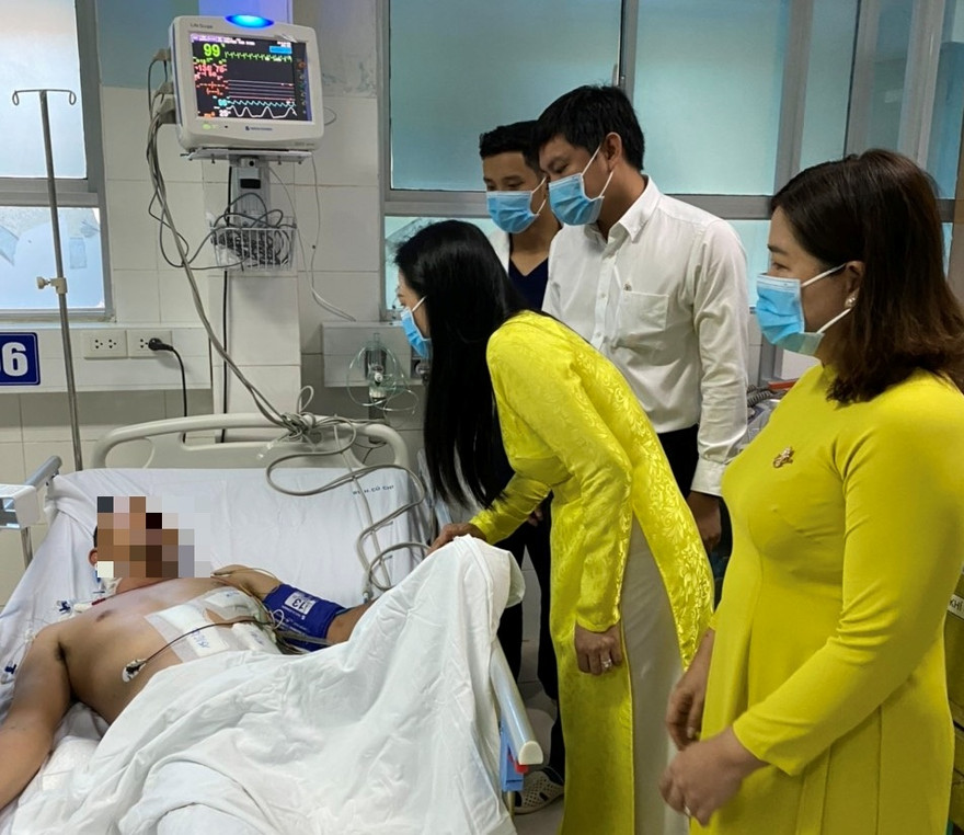 Bệnh nhân bị đâm thấu ngực khi đang truy bắt cướp