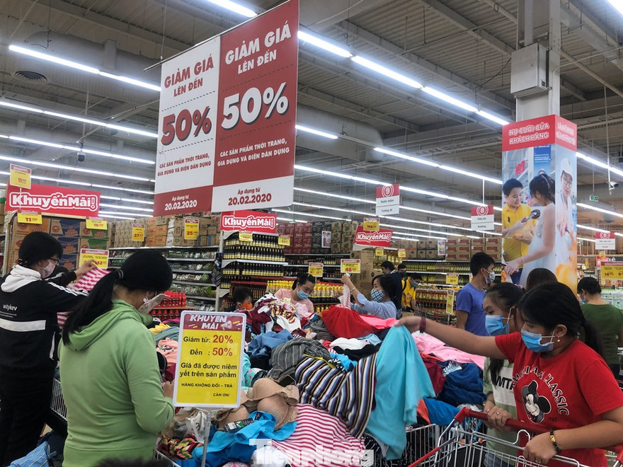 Săn thời trang giảm giá trong siêu thị dịp 30/4