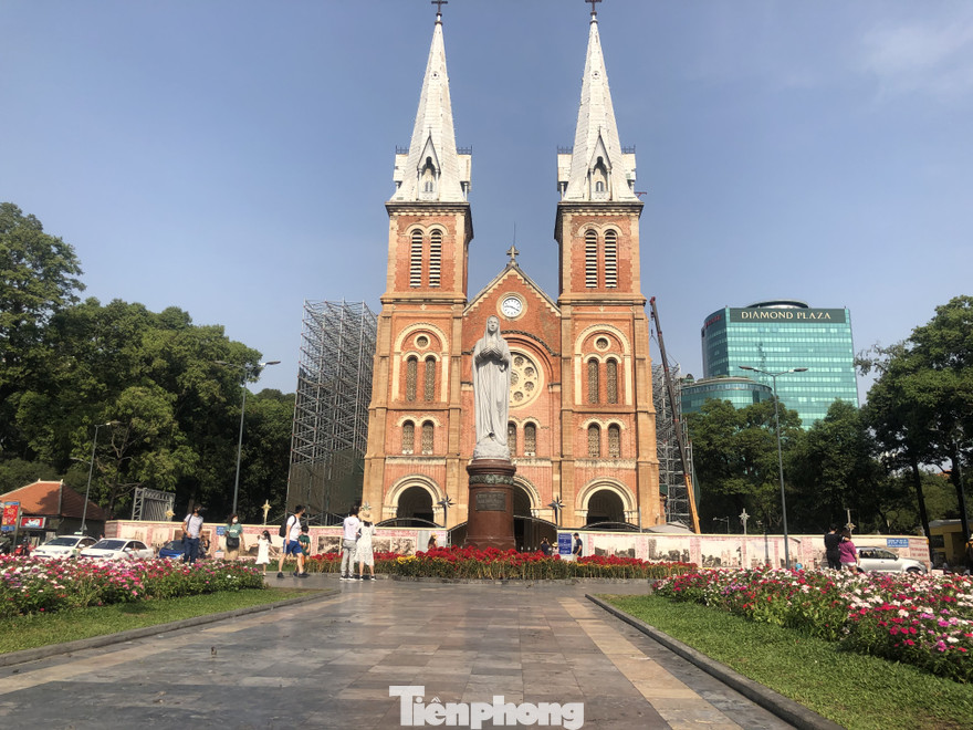 Khu vực Nhà thờ Đức Bà bình thường luôn đông khách tham quan, nay cũng đìu hiu
