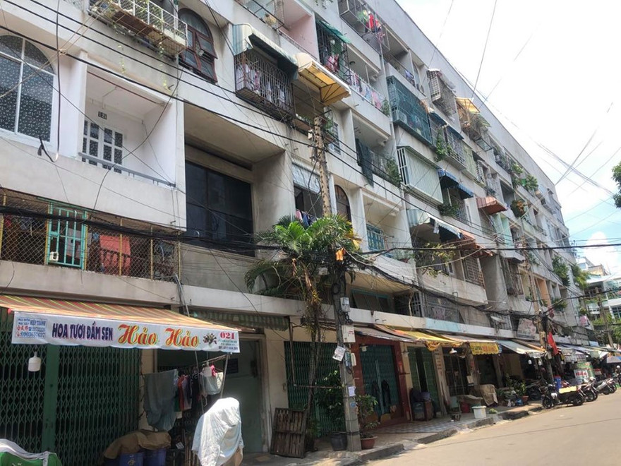 Chung cư Lac Long Quân (Q.11) vắng vẻ khi có người tiếp xúc với ca dương tính COVID-19