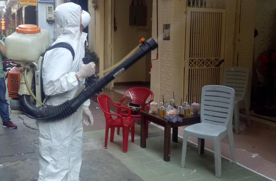 Phun khử khuẩn tại khu dân cư (ảnh: HCDC)