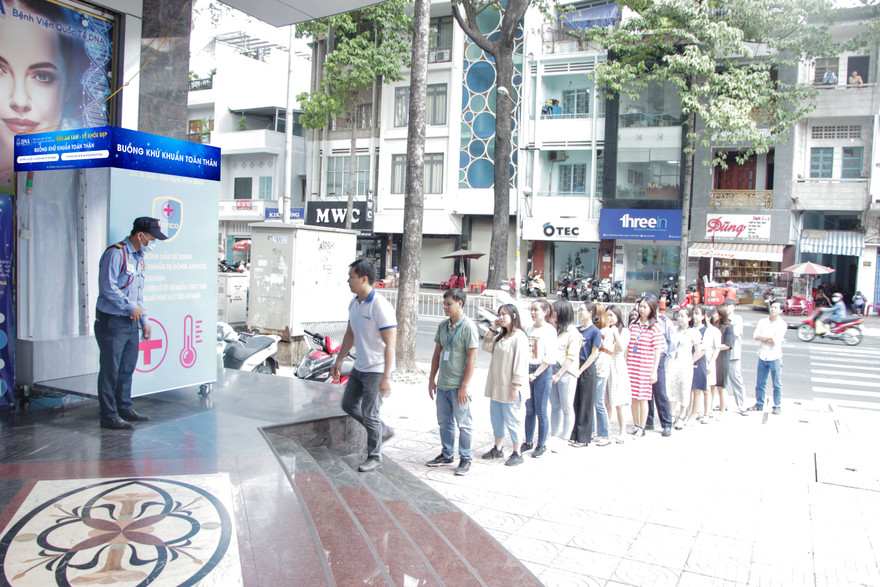 Dòng người xếp hàng chờ vào buồng khử khuẩn