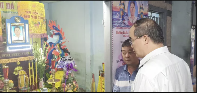 Bí thư Thành ủy Nguyễn Thiện Nhân chia buồn cùng gia đình nạn nhân (ảnh: TTBC)