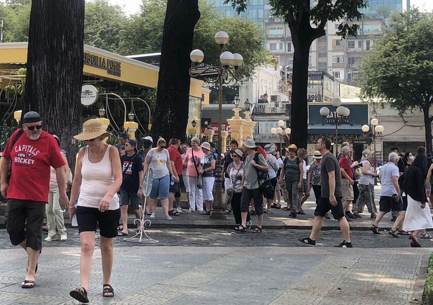 Người dân ý thức đeo khẩu trang nơi công cộng