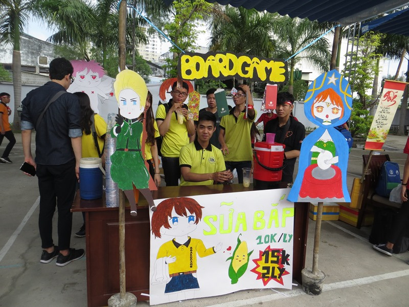 Gian hàng sinh viên trong chương trình Chủ Nhật Đỏ 2018