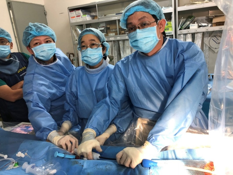 Các bác sĩ khoa Điều trị rối loạn nhịp cùng với sự hỗ trợ của PGS.TS.BS.Sirin (thứ 3 từ phải qua)