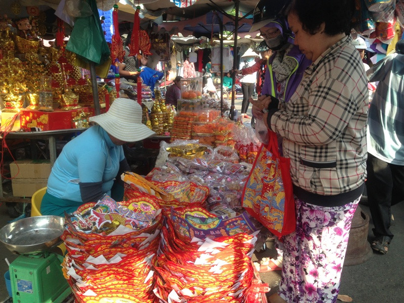 Người Sài mua sắm đồ cúng ông Táo