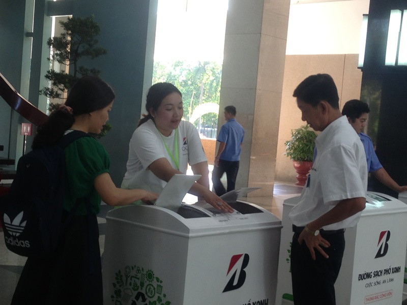 Thùng rác biết nói "cám ơn" thu hút sự tò mò của người dân Sài Gòn