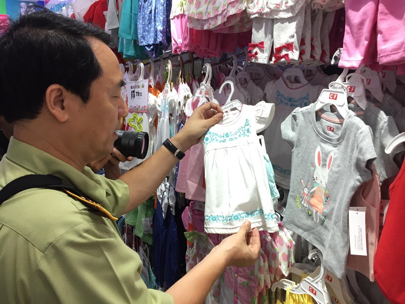 Cơ quan chức năng đang tạm giữ hàng hóa tại 3 cửa hàng của Con Cưng trị giá gần 500 triệu đồng