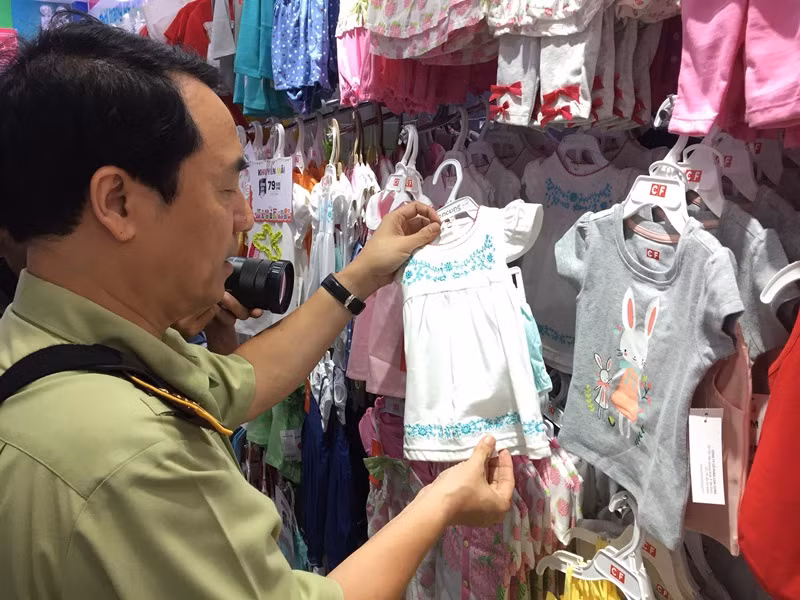 Cơ quan chức năng đang tạm giữ hàng hóa tại 3 cửa hàng của Con Cưng trị giá gần 500 triệu đồng