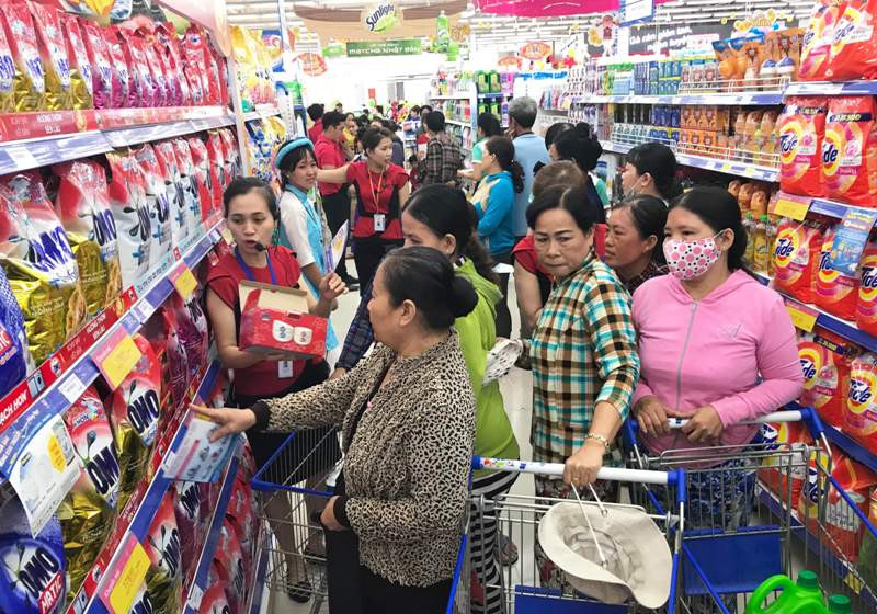 Cận tết, siêu thị ở TPHCM đông nghẹt người 