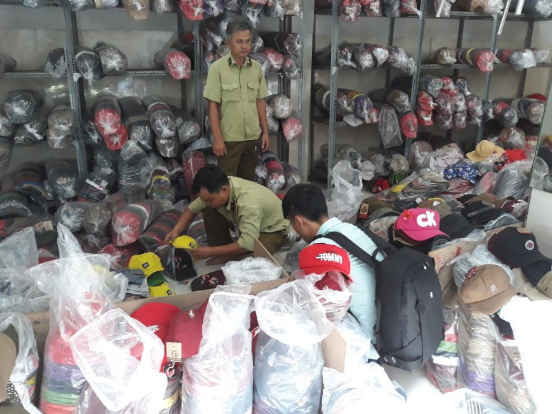 QLTT TPHCM đang kiểm tra hàng ngàn mũ giả, nhái thương hiệu của cơ sở Kiên Nga