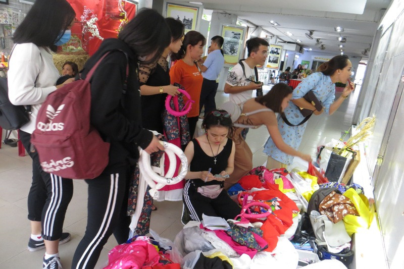 Cho thuê áo dài kiếm tiền triệu mỗi ngày