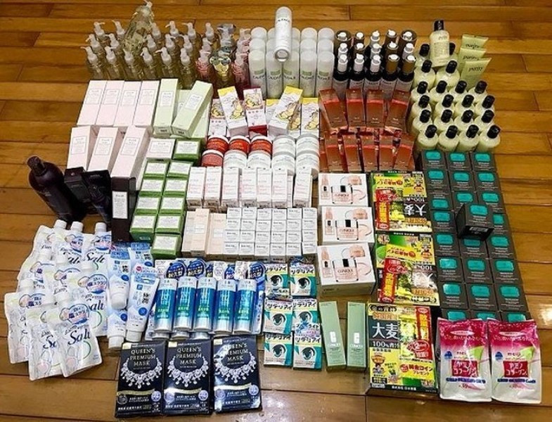 Hàng xách tay vẫn nhan nhãn ngoài thị trường dù đang bị "siết" thông quan