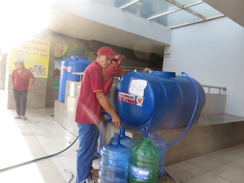 Chung cư Carina không điện, không nước, cư dân phải hứng nước ở bể tập thể và xách về căn hộ để dùng