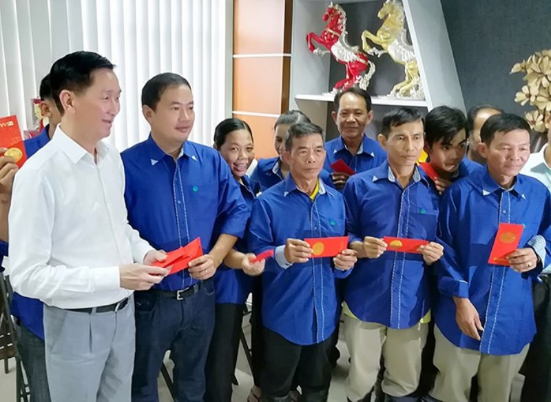 Ông Trần Vịnh Tuyến - Phó chủ tịch UBND TP "lì xì" cho công nhân Khu xử lý rác Đa Phước