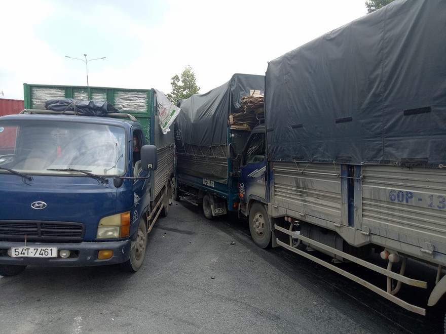 Tai nạn liên hoàn khiến giao thông ở Bình Dương ùn tắc kéo dài