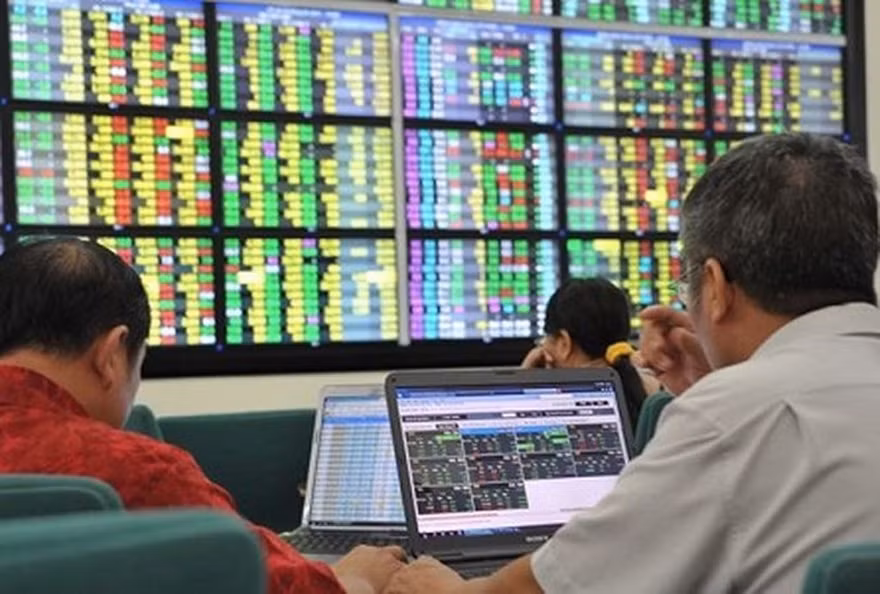 VN-Index vượt 1.000 điểm trong phiên sáng nhưng rớt xuống 995 điểm khi đóng cửa.