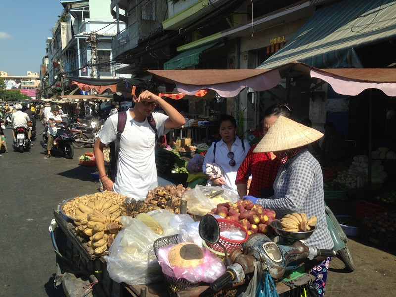 Chợ chiều vẫn tấp nập dịp nghỉ lễ