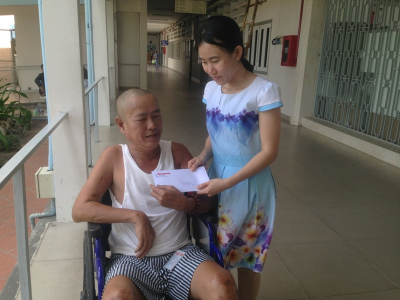 Đại diện báo Tiền phong trao số tiền ủng hộ cho anh Đỗ Mạnh Sơn