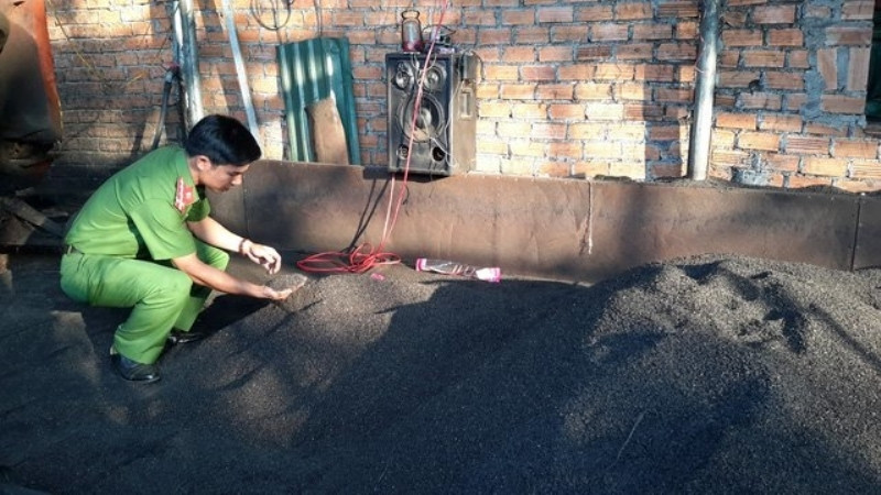 Bắt quả tang cơ sở trộn cà phê với lõi pin ở Đắk Nông