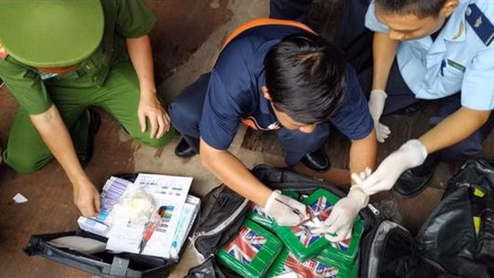 Cocain ngụy trang tinh vi trong container phế liệu
