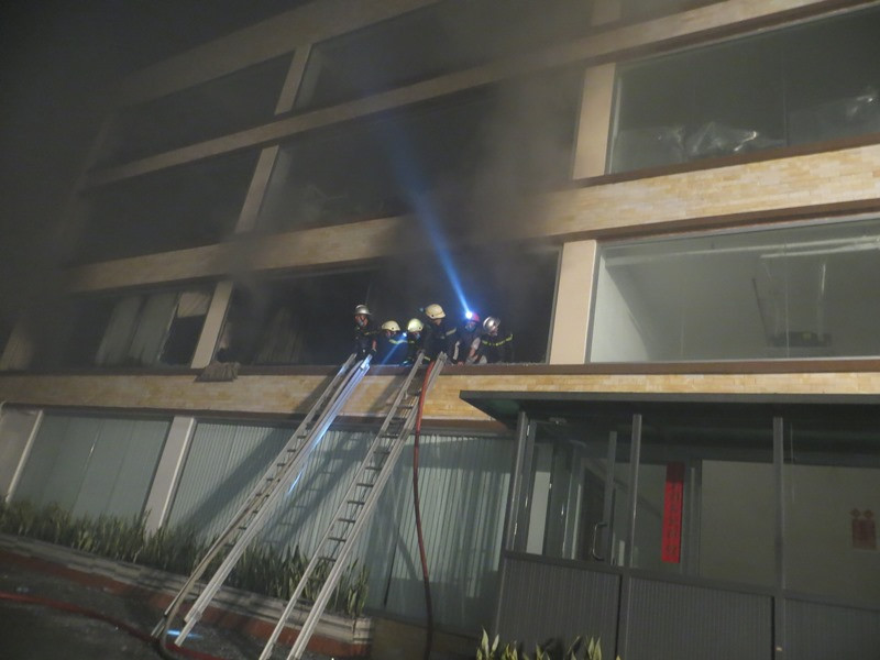 Lúc 0h ngày 11/4, lực lượng PCCC TPHCM vãn đang tích cực dập lửa tại kho bánh ABC