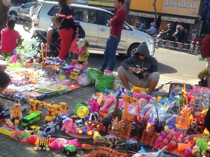 Đồ chơi trẻ em không rõ nguồn gốc trước cổng bệnh viện