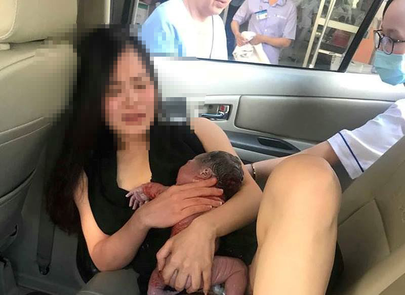 Do kẹt xe, sản phụ đã sinh con ngay trên taxi