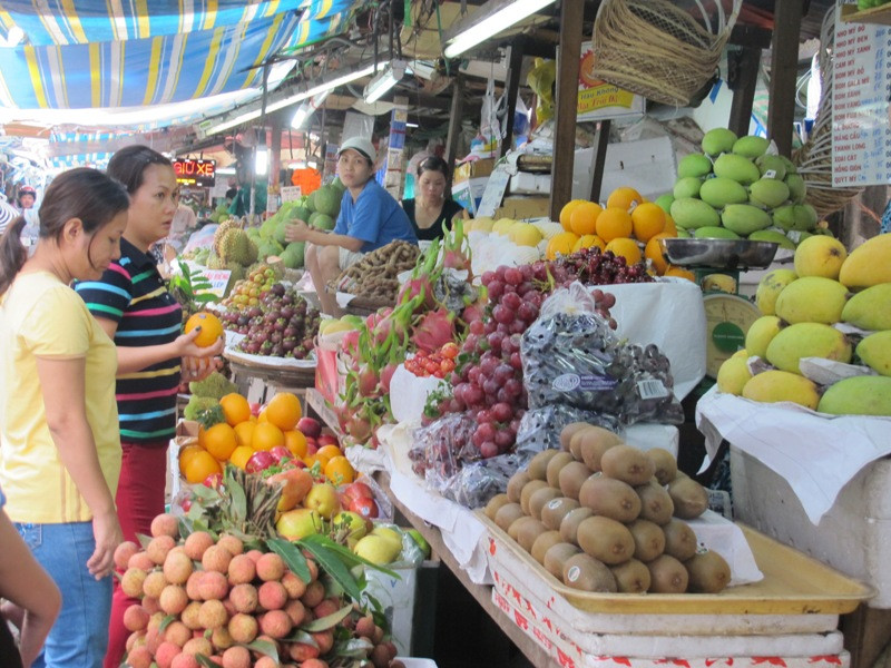 Trái cây vào mùa, giá rẻ hút bà nội trợ