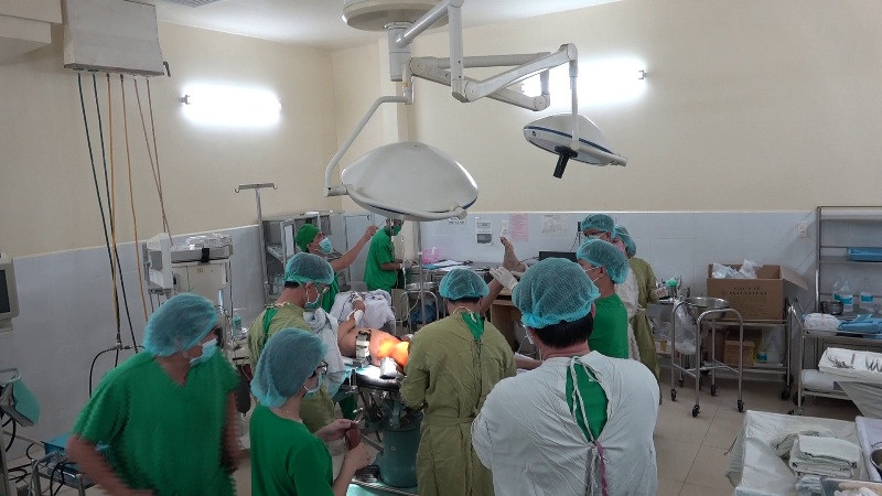 Bác sĩ phẫu thuật lấy thanh sắt cho bệnh nhân