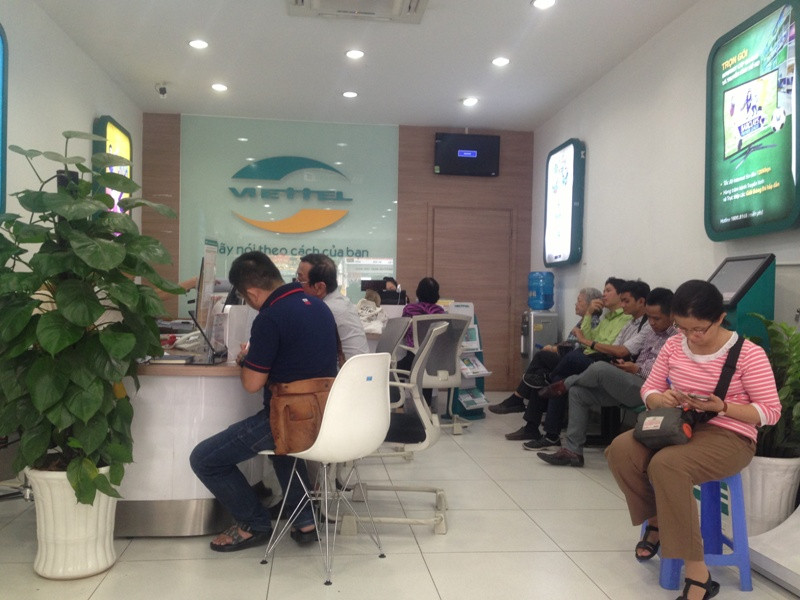 Nhiều người nghỉ làm, xếp hàng từ sáng sớm để bổ sung thông tin với nhà mạng