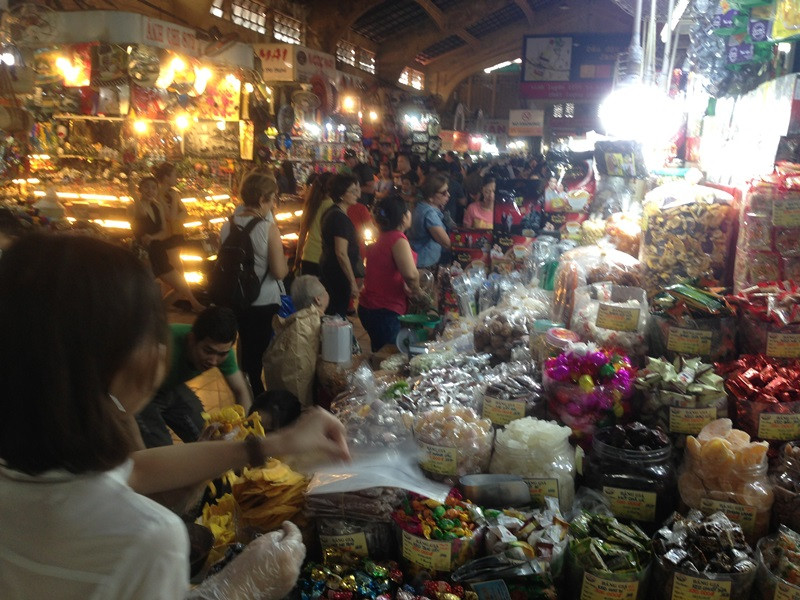 Bánh kẹo, mứt tết "ba không" có mặt ở các chợ Sài Gòn