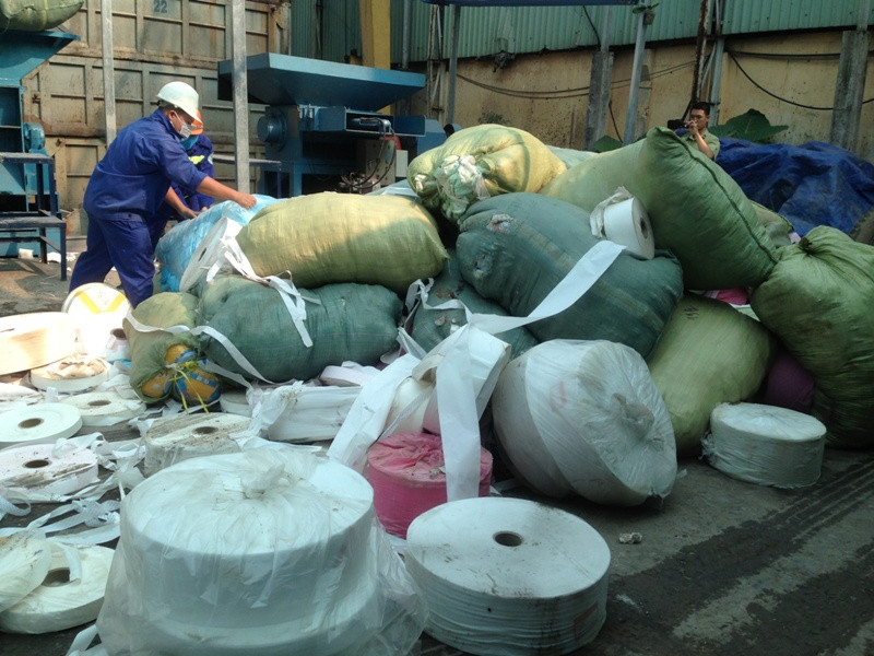 Tiêu hủy hàng tấn băng vệ sinh, tả lót trẻ em giả, nhái