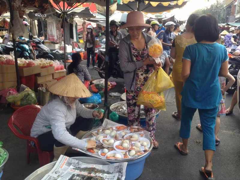 Người Sài Gòn nhộn nhịp mua đồ cúng Thần tài