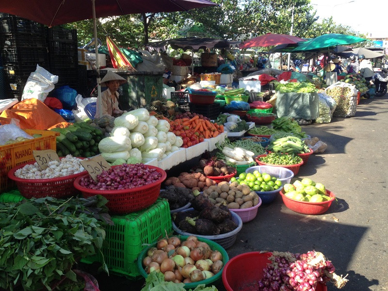 Hàng hóa ê hề, người mua không có