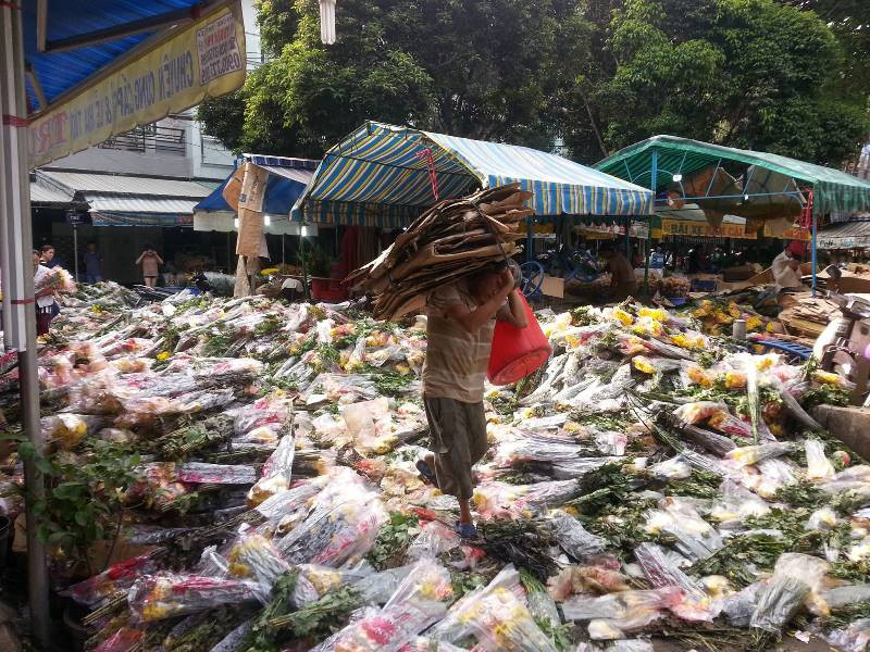 Hoa ế chất cao như núi ở chợ hoa sỉ Đầm Sen