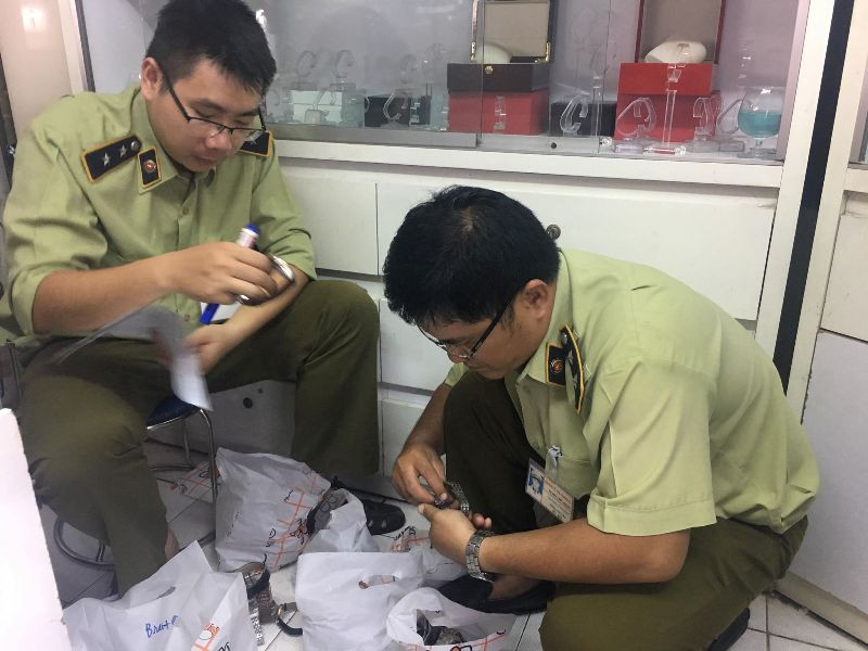 Kiểm tra 20 cửa hàng kinh doanh ở chợ Bến Thành, nơi nào cũng vi phạm