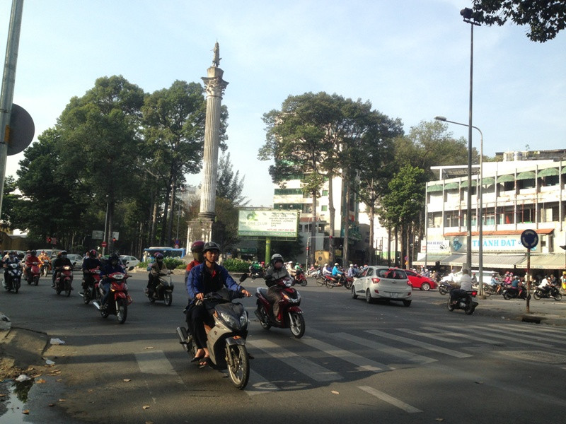 Đường Sài Gòn thông thoáng trong ngày đầu đi làm sau kỳ nghỉ Tết Dương lịch