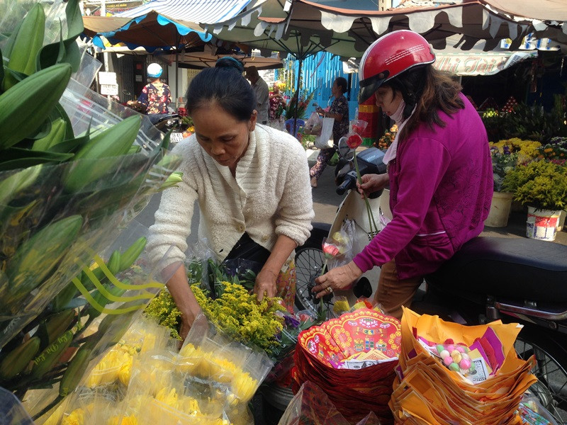 Rau xanh, hoa tươi tăng giá sáng mùng 2 tết