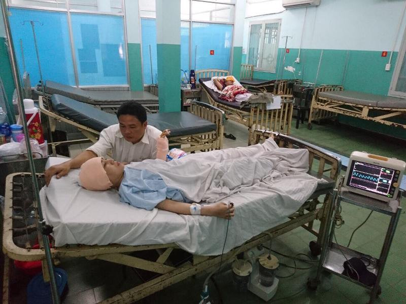 Bệnh nhân đang được người nhà chăm sóc 